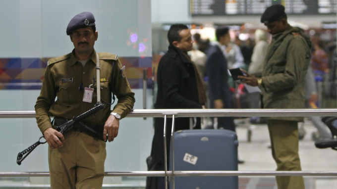 Nhân viên an ninh sân bay Ấn Độ không được niềm nở