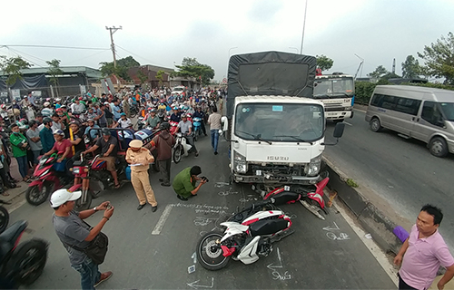 Ôtô tải tông ba xe máy ở Sài Gòn, 2 người chết