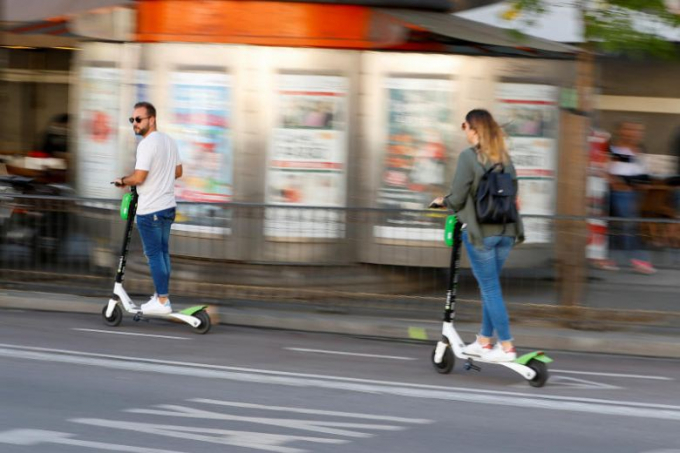 Tây Ban Nha cấm xe scooter điện đi trên vỉa hè