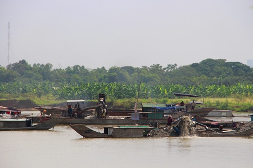 Ba doanh nghiệp khai thác cát trên sông Hương bị p