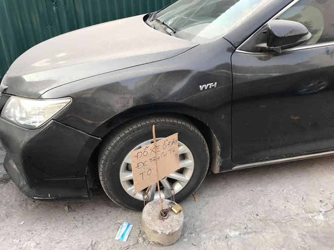 Đỗ xe bừa bãi, tài xế Camry được tặng cục bê tông 