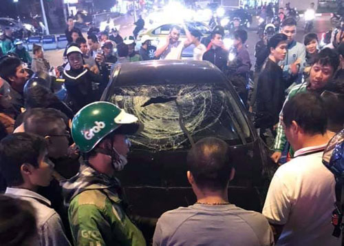 Ô tô gây tai nạn liên hoàn trên phố Hà Nội