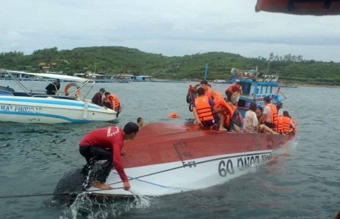 Tàu chở khách chìm trên vịnh Nha Trang, 2 người ch