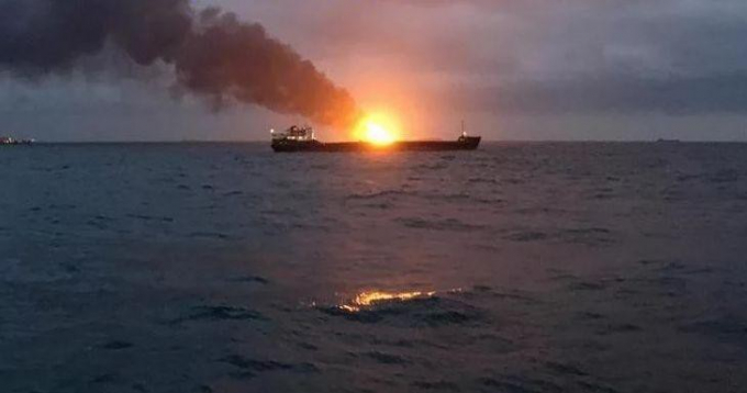 Hai tàu biển bốc cháy khi truyền nhiên liệu, ít nh