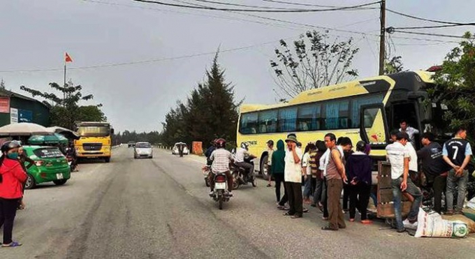Hàng chục em học sinh hoảng loạn khi xe chở đoàn t