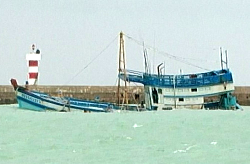 Sóng đánh chìm tàu chở gần 50.000 lít dầu ở đảo Ph