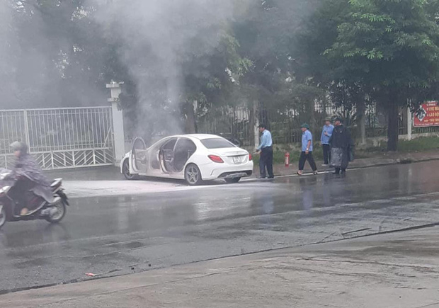Xế sang Mercedes bốc cháy dữ dội bên đường