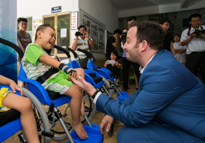 Ông Doron Lebovitch - Phó Đại Sứ Quan Israel chia 