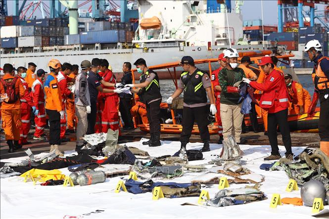 Indonesia tìm kiếm cứu nạn máy bay Lion Air suốt đ