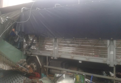 vovgiaothong_Hoảng hồn, xe tải chở gỗ mất lái lao thẳng vào quán cà phê và nhà dân