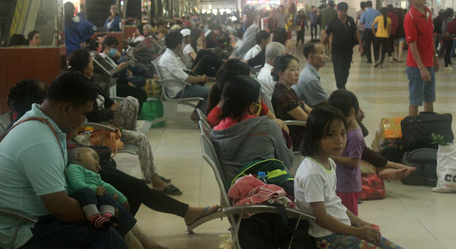 Người dân ngồi chờ xe xuất bến tại Bến xe miền Đông - Ảnh Đức Phú
