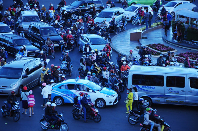 Ùn tắc giao thông diễn ra tại một bùng binh khu vực trung tâm thành phố - Ảnh: Lâm Thiên.