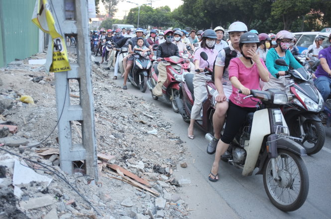 Một công trình xây dựng trên đường Hoàng Văn Thụ, P.8, Q.Phú Nhuận, TP.HCM chiếm dụng vỉa hè, cản trở giao thông - Ảnh: Hoài Linh