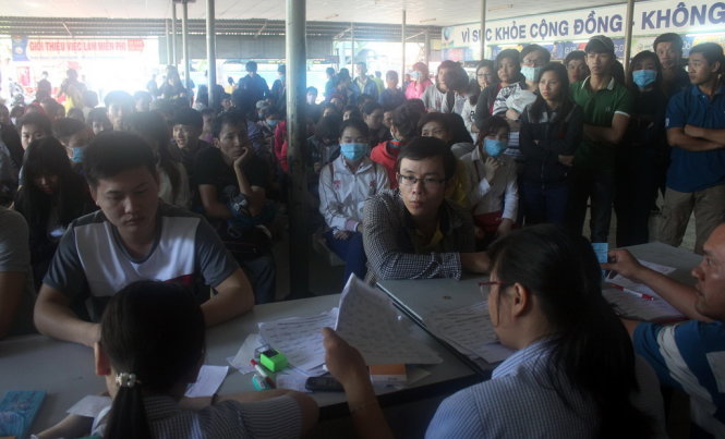 Nhiều người dân tập trung mua vé xe tuyến TP.HCM - Đắk Lắk sáng 10-1. Ảnh Đức Phú