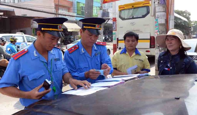 Đội 3 Thanh tra Sở giao thông vận tải TP.HCM lập biên bản xử phạt một xe khách chở quá số người quy định trên đường Nguyễn Xí, Q.Bình Thạnh, TP.HCM