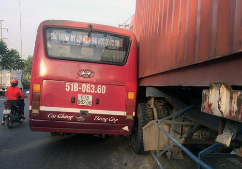 Ôtô buýt truy đuổi xe container sau va chạm ở Sài 