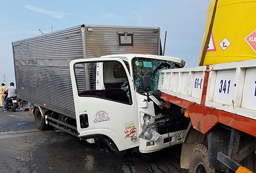 Xe tải tông ôtô sửa chữa trên đường TP HCM, 2 ngườ