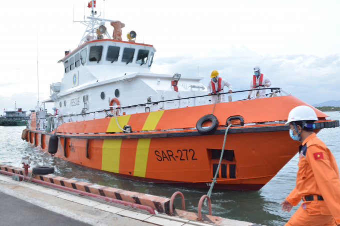 Tàu SAR 272 đưa 04 thuyền viên được cứu sống của t