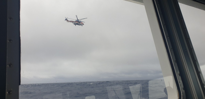 Trực thăng tiến hành tìm kiếm cứu nạn các thuyền v