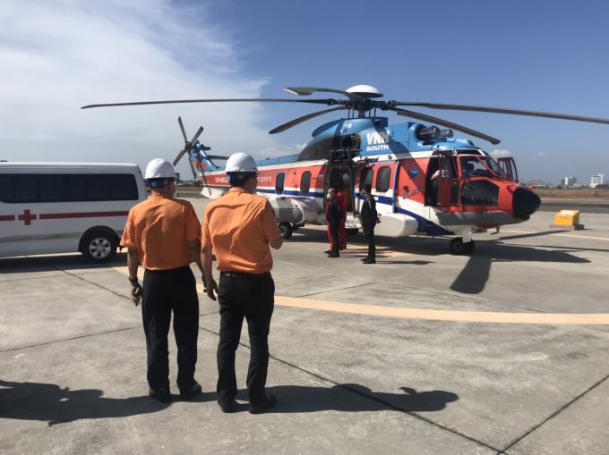 Trực thăng VN 8622 đưa 01 thi thể thuyền viên tàu 