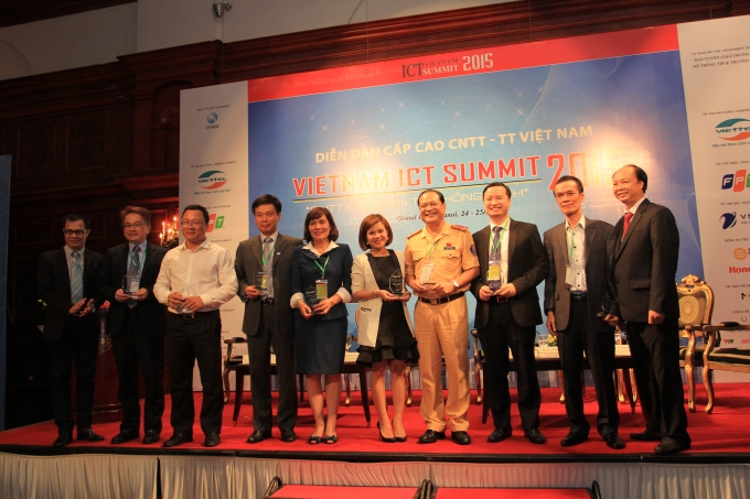 Ban tổ chức ICT Summit 2015 trao kỷ niệm chương ch