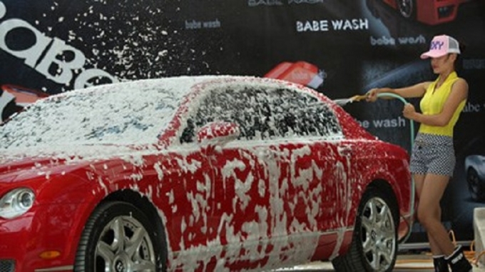 Rửa xe ô tô: Bạn muốn làm cho chiếc xe của mình luôn sạch sẽ và bóng bẩy như mới mua? Hãy đến với dịch vụ rửa xe ô tô của chúng tôi! Với đội ngũ nhân viên chuyên nghiệp, chúng tôi cam kết mang lại cho bạn một chiếc xe sáng bóng và sạch sẽ nhưng vẫn giữ nguyên sự bền vững của bề mặt.