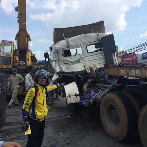 vovgiaothong_Xe container phanh gấp, sắt cuộn rơi xuống đường gây tai nạn nghiêm trọng