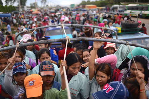 vovgiaothong_Campuchia: Xe tải húc đuôi nhau, 70 công nhân bị thương