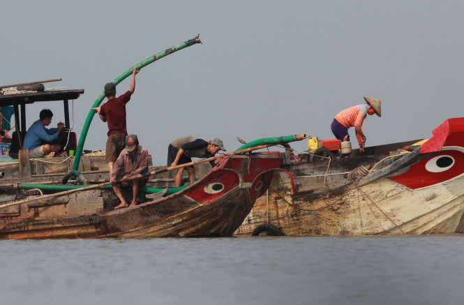 Những chiếc ghe hút trộm cát trên sông Đồng Nai (P.Long Phước, Q.9, TP.HCM) hồi tháng 4-2015 - Ảnh: Hữu Khoa