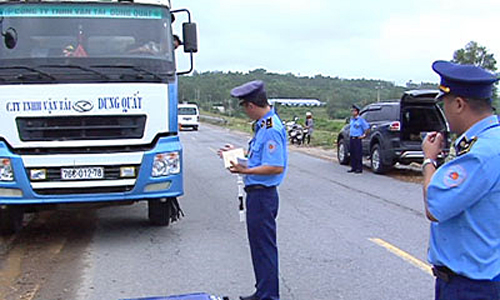 vovgiaothong_Quảng Ngãi: Tăng cường xử lý xe quá tải ra vào cảng Dung Quất