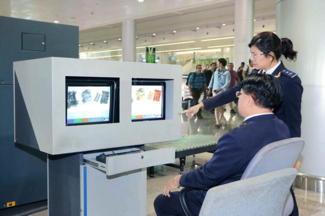 Hải quan cửa khẩu sân bay Tân Sơn Nhất đang thực hiện qui trình soi chiếu hành lý - Ảnh: HQ cung cấp