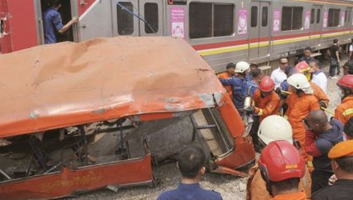vovgiaothong_Xe buýt bị tàu hỏa tông khi cố vượt đường sắt, 16 người chết