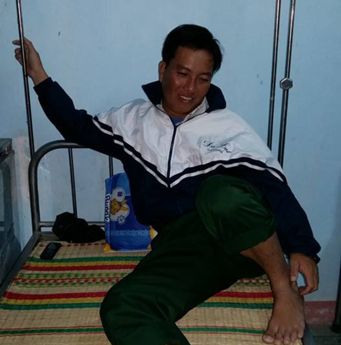 Ngư dân Lộc đang được chăm sóc tại trạm y tế xã Phổ Khánh - Ảnh: CTV
