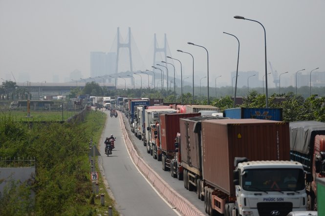 Hàng nghìn xe container, xe tải và ô tô kẹt cứng kéo dài từ vòng xoay Mỹ Thủy qua cầu Phú Mỹ, Q.7 - Ảnh: Hữu Khoa