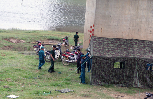 hang-tram-dan-phao-nam-duoi-gam-cau-1