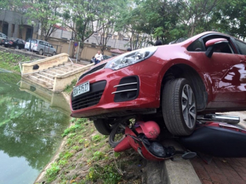 vovgiaothong_Hà Nội: Đạp nhầm chân ga, nữ lái xe ô tô suýt lao xuống hồ