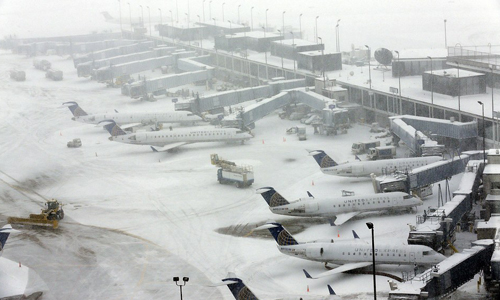 vovgiaothong_Mỹ: Hàng trăm chuyến bay bị hủy vì bão