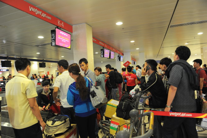 Hành khách làm thủ tục và gửi hành lý - Ảnh: T.Trung