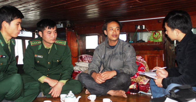 Thuyền trưởng Nguyễn Văn Toán trò chuyện cùng cán bộ chiến sĩ Hải đội 2 vào sáng 17-2 trước khi trở về địa phương - Ảnh: Toàn Dung