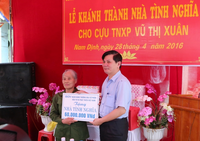 Ong Pham Van Loi trao bien tuong trung nha Cuu TNX