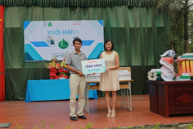 Hanel tặng sách cho trường PTTH Tiến Thịnh