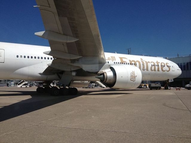 800px-Boeing_777-300ER_Emirates_DUS