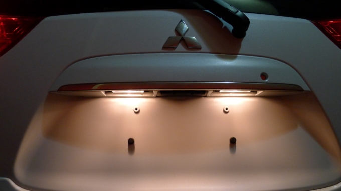 Hướng dẫn thay đèn soi biển số trên xe ô tô | Tạp chí Giao thông vận tải