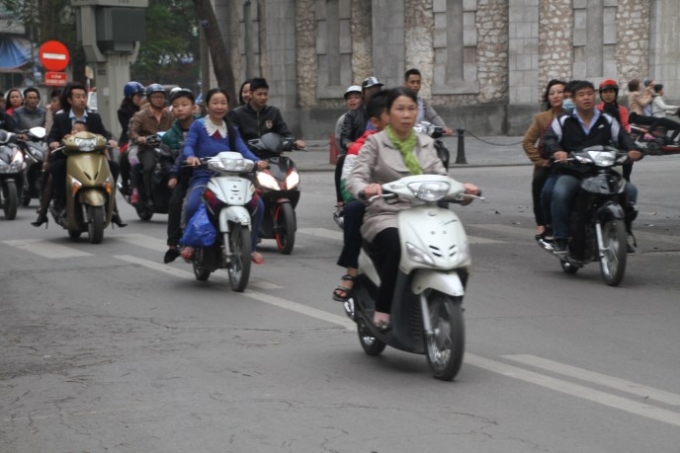 ra-duong-ngay-tet-nhieu-nguoi-quen-doi-mu-bao-hiem