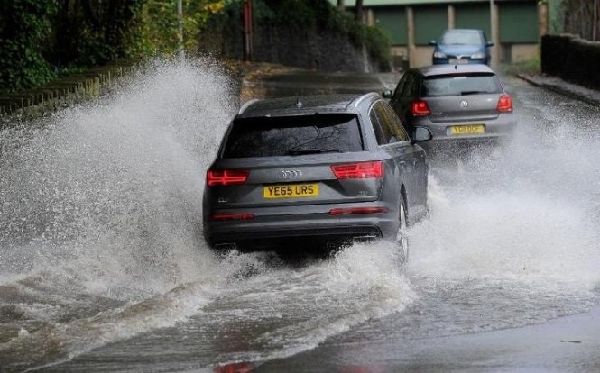 1-cars-driving-through-flood-large-trans-nvbqzqnjv