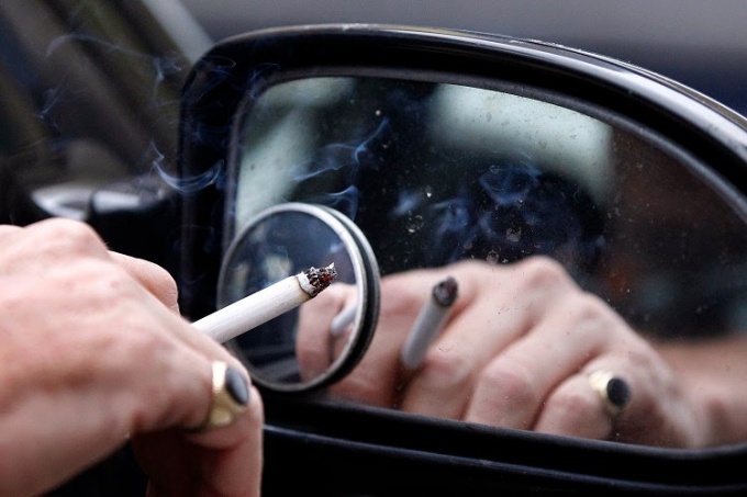 Những phụ kiện ô tô tốt nhất dành cho tài xế hút thuốc lá- Ảnh 1.