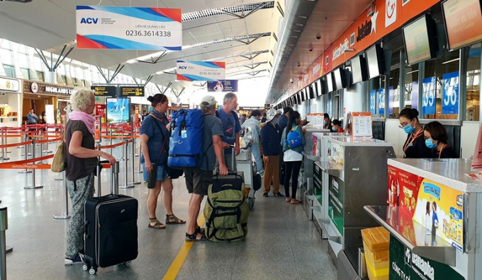 Hành khách làm thủ tục hoàn trả vé tại sân bay do 