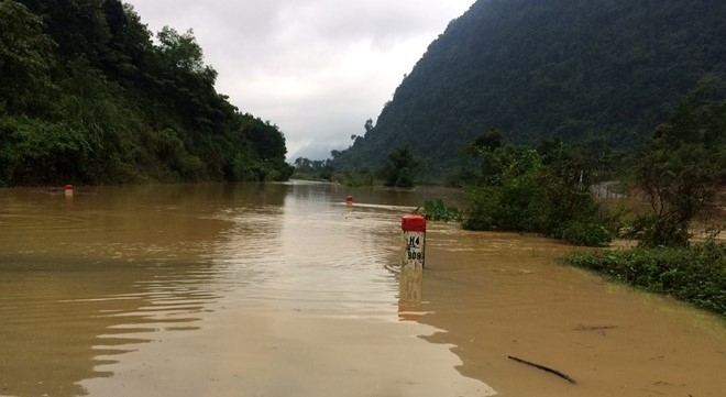 Đường Hồ Chí Minh qua Quảng Bình bị ngập lụt do bã