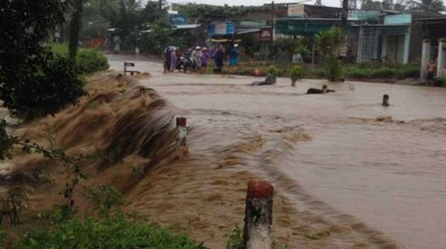 Ngập lụt do áp thấp nhiệt đới gây ra khiến giao th