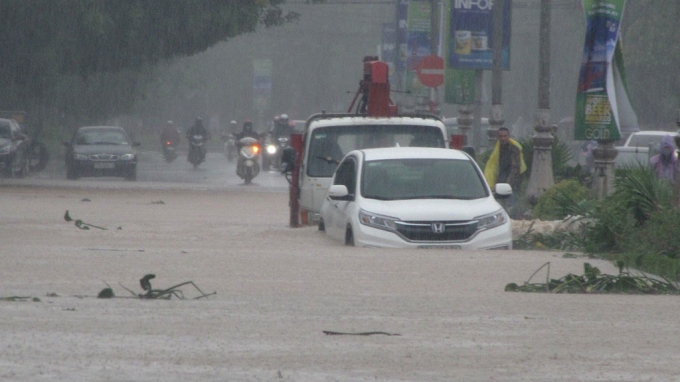 Đường phố ở Đồng hới Quảng Bình ngập sâu do mưa, l